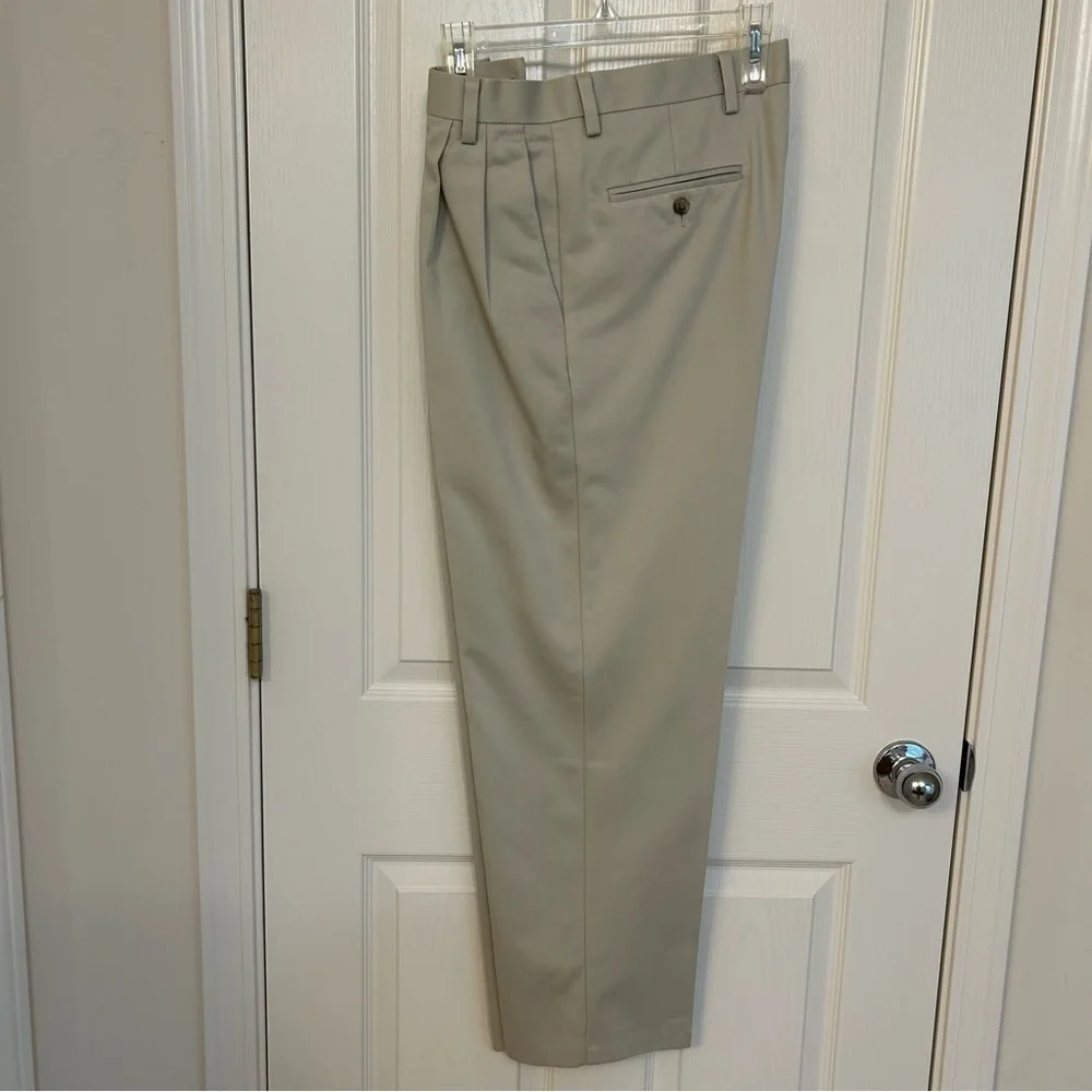 Dockers 100% Cotton Never-Iron Wrinkle-Free Essential Khaki in Stone Size 32*30 - Picture 6 of 7